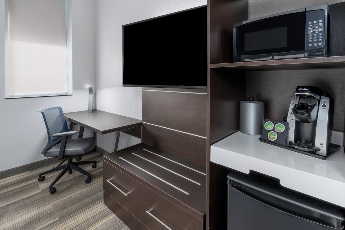 standard room, 1 king bed, accessible bathtub (accessible tub) | 1 bedroom, desk, blackout curtains, iron/ironing board