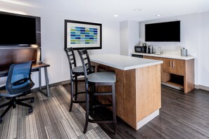 Suite, 1 cama King size (Dining) | Escritorio, cortinas blackout y tabla de planchar con plancha 