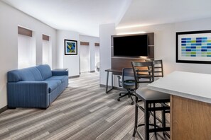 Suite, 1 cama de matrimonio grande, cocina (Dining) | Escritorio, cortinas opacas, tabla de planchar con plancha y wifi gratis