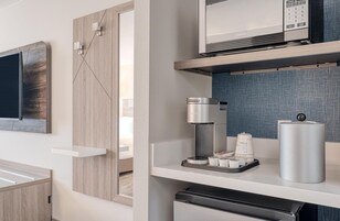 Caja de seguridad en la habitación, escritorio y cortinas blackout 