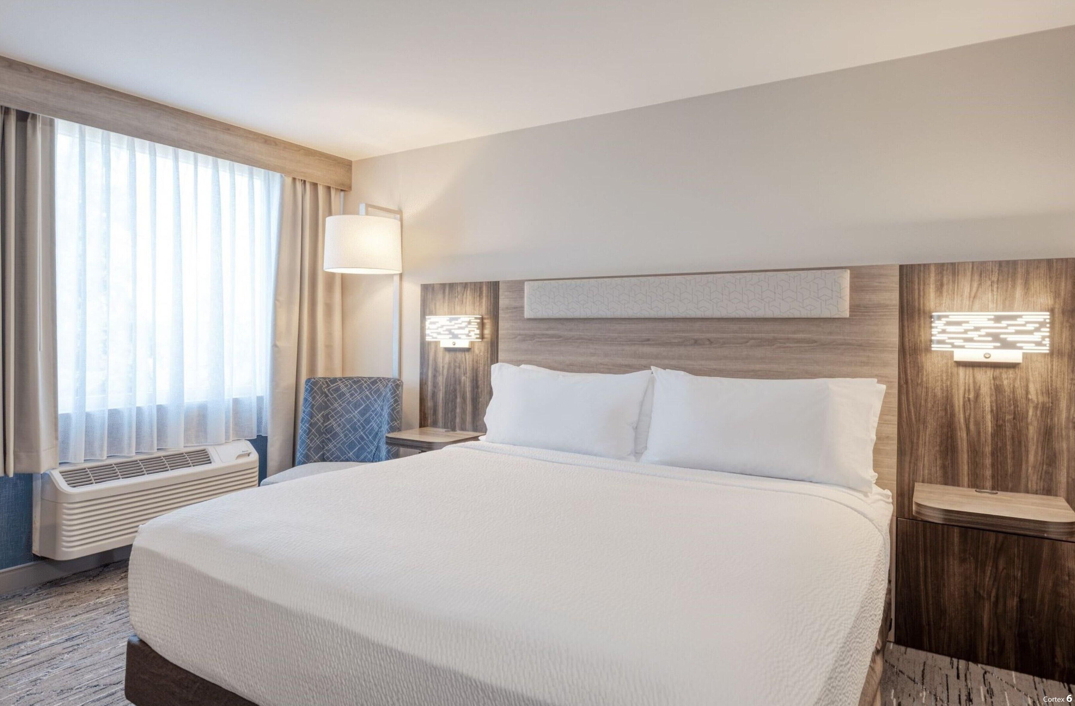 Standard Room, 1 King Bed, Roll-in Shower (Communications, Mobility) | In-room safe, desk, blackout drapes, soundproofing