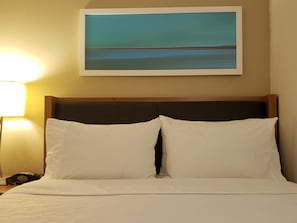 セーフティボックス (室内)、デスク、アイロン / アイロン台、ベビーベッド (無料)