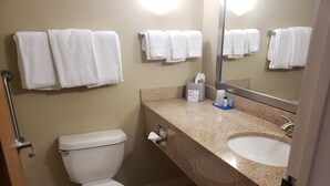 Kombinasi shower/bathtub dan perlengkapan mandi gratis