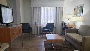 Suite, 1 Tempat Tidur Queen | Brankas, meja kerja, setrika/meja setrika, dan tempat tidur bayi gratis