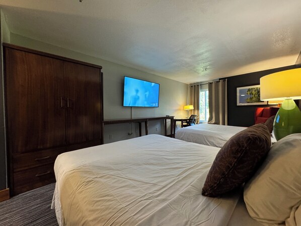 Premium bedding, desk, laptop workspace, blackout curtains - Lux Hotel (Cordele)