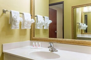 Bathtub, free toiletries, soap, shampoo