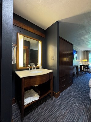 1 bedroom, premium bedding, desk, laptop workspace