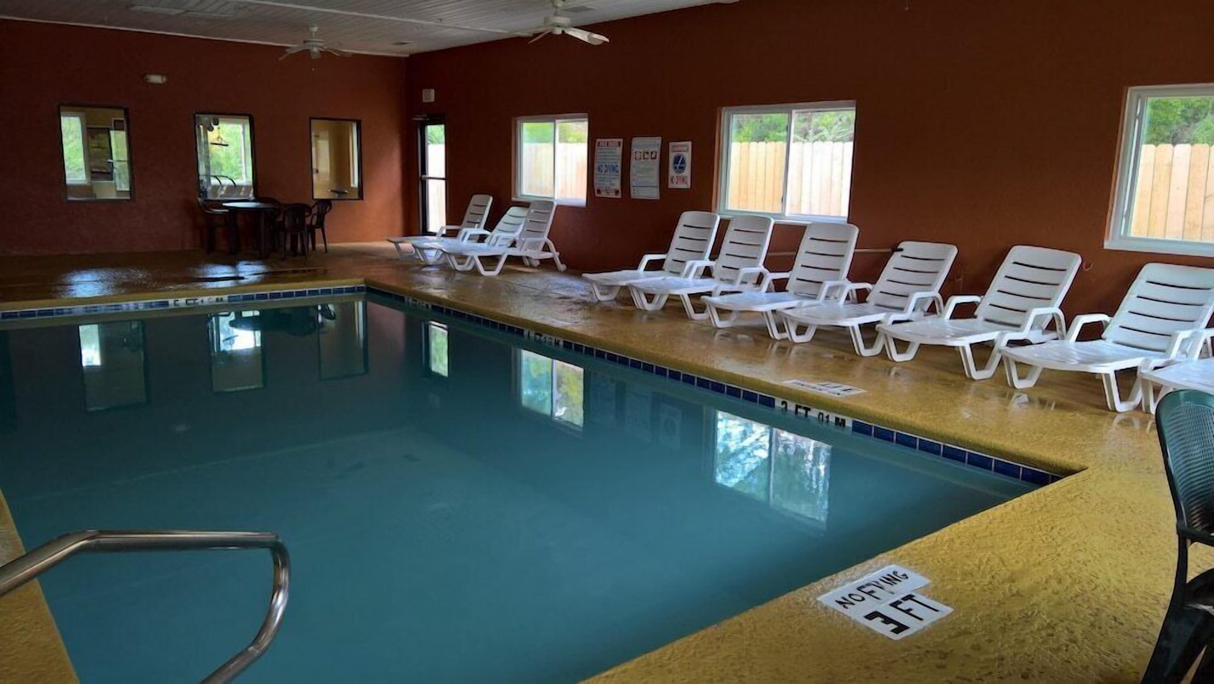 สระว่ายน้ำกลางแจ้ง