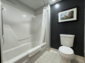 Bañera, artículos de higiene personal gratuitos, jabón y champú