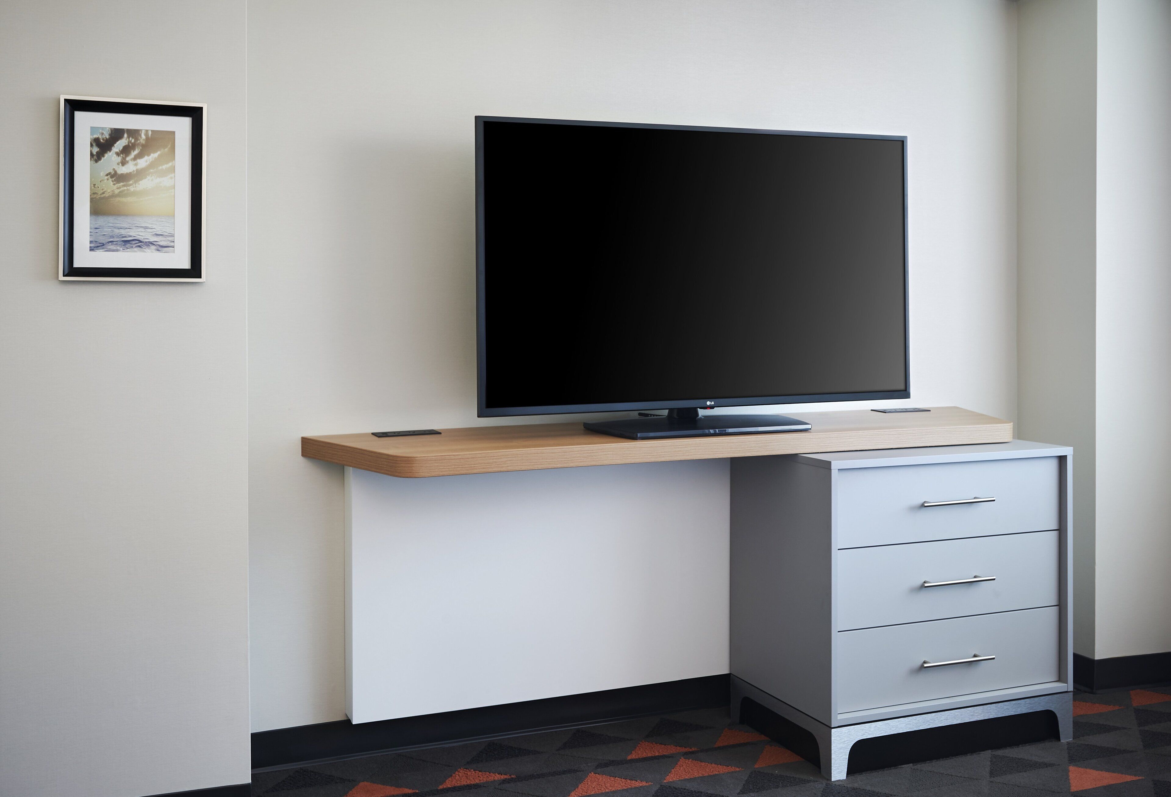 1 bedroom, desk, blackout curtains, soundproofing