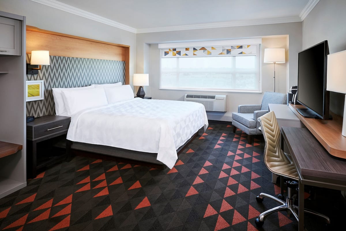 Standard Room, 1 King Bed, Accessible (Mobility, Access Tub) | Desk, blackout drapes, soundproofing, iron/ironing board