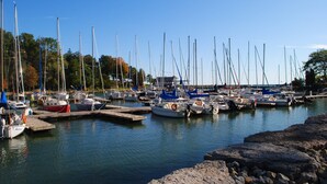 Un puerto deportivo con varias embarcaciones amarradas a muelles de madera.