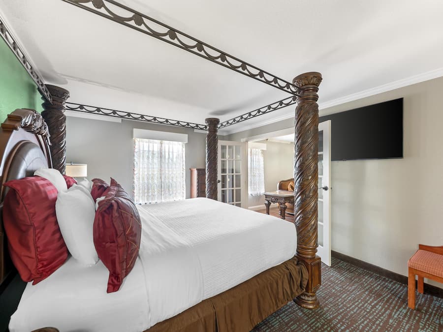 Suíte real, 1 cama King, para não fumantes, banheira de hidromassagem (Four Poster Bed) | Camas com colchões pillow-top, escrivaninha