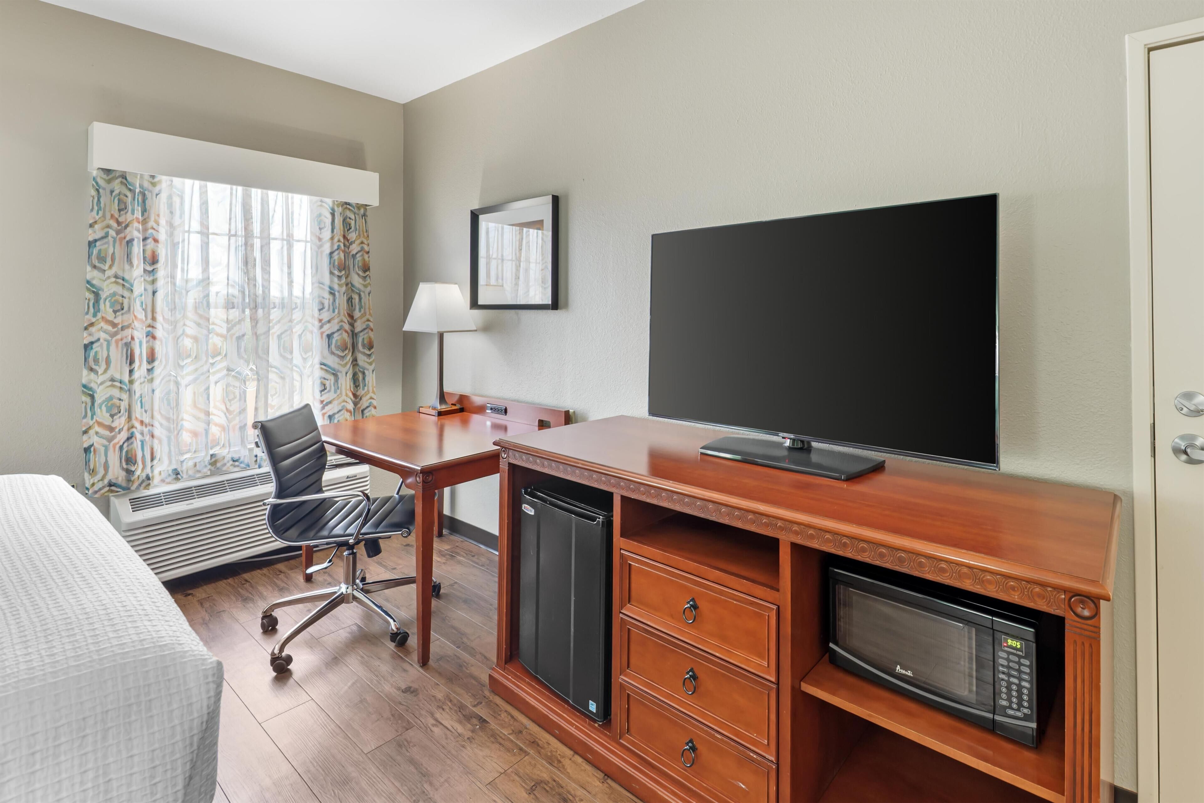 Standard Room, 1 King Bed, Accessible, Refrigerator & Microwave | Pillow-top beds, desk, laptop workspace, iron/ironing board