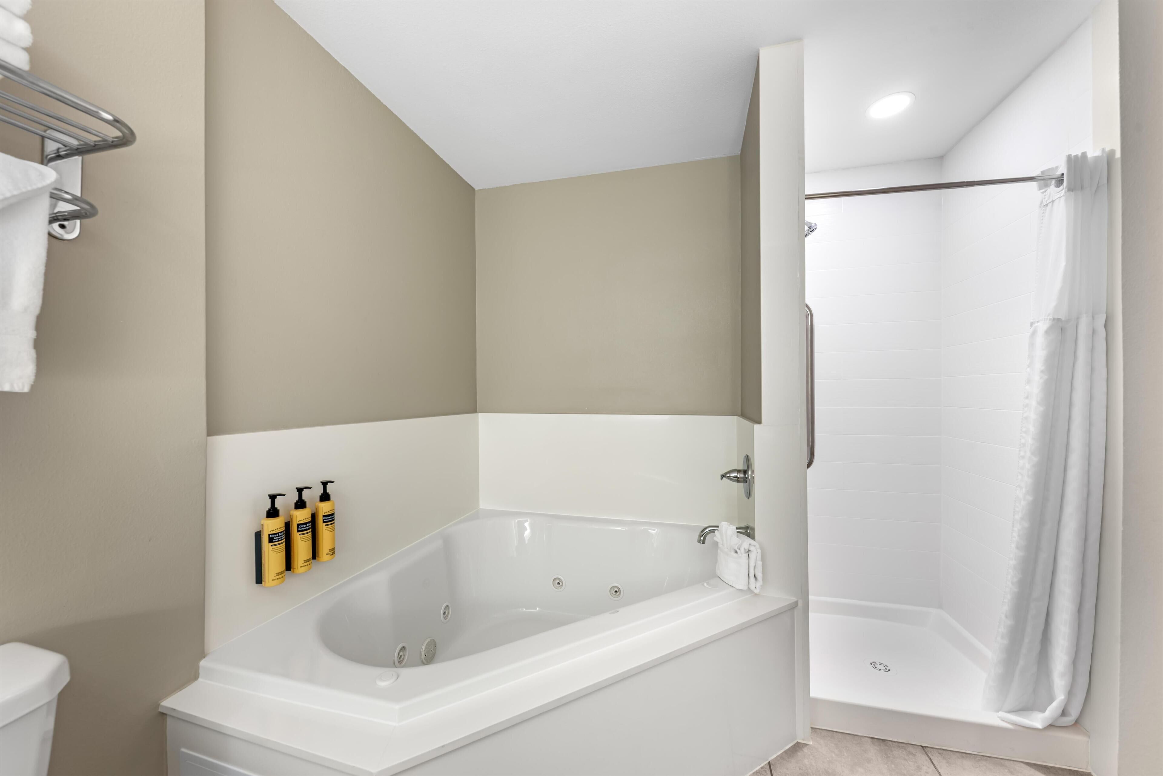 Suite, 1 King-Bett, Nichtraucher, Whirlpool (with Sofabed) | Badezimmer | Umweltfreundliche Kosmetikartikel, Haartrockner, Handtücher, Seife