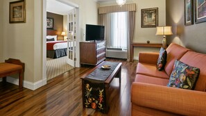 جناح ملكي - سرير ملكي - لغير المدخنين - بحوض استحمام بنظام دفع المياه (Four Poster Bed) | أسرّة بطبقة علوية مريحة ومكتب ومساحة عمل للكمبيوتر المحمول ومكواة/لوح كي