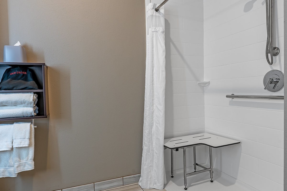 standard room, 1 king bed, accessible (communications, accessible tub) | bathroom | hydromassage showerhead, designer toiletries, hair dryer, towels