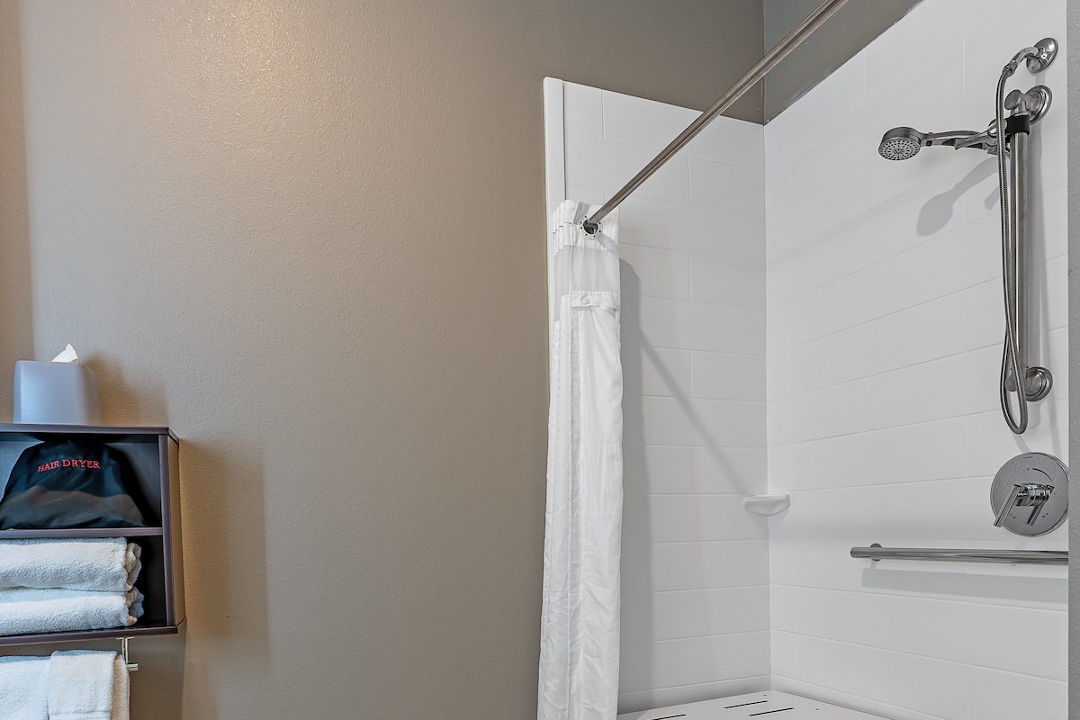Camera Standard, 1 letto king, accessibile ai disabili (Communications, Accessible Tub) | Bagno | Doccia idromassaggio, set di cortesia firmato, asciugacapelli