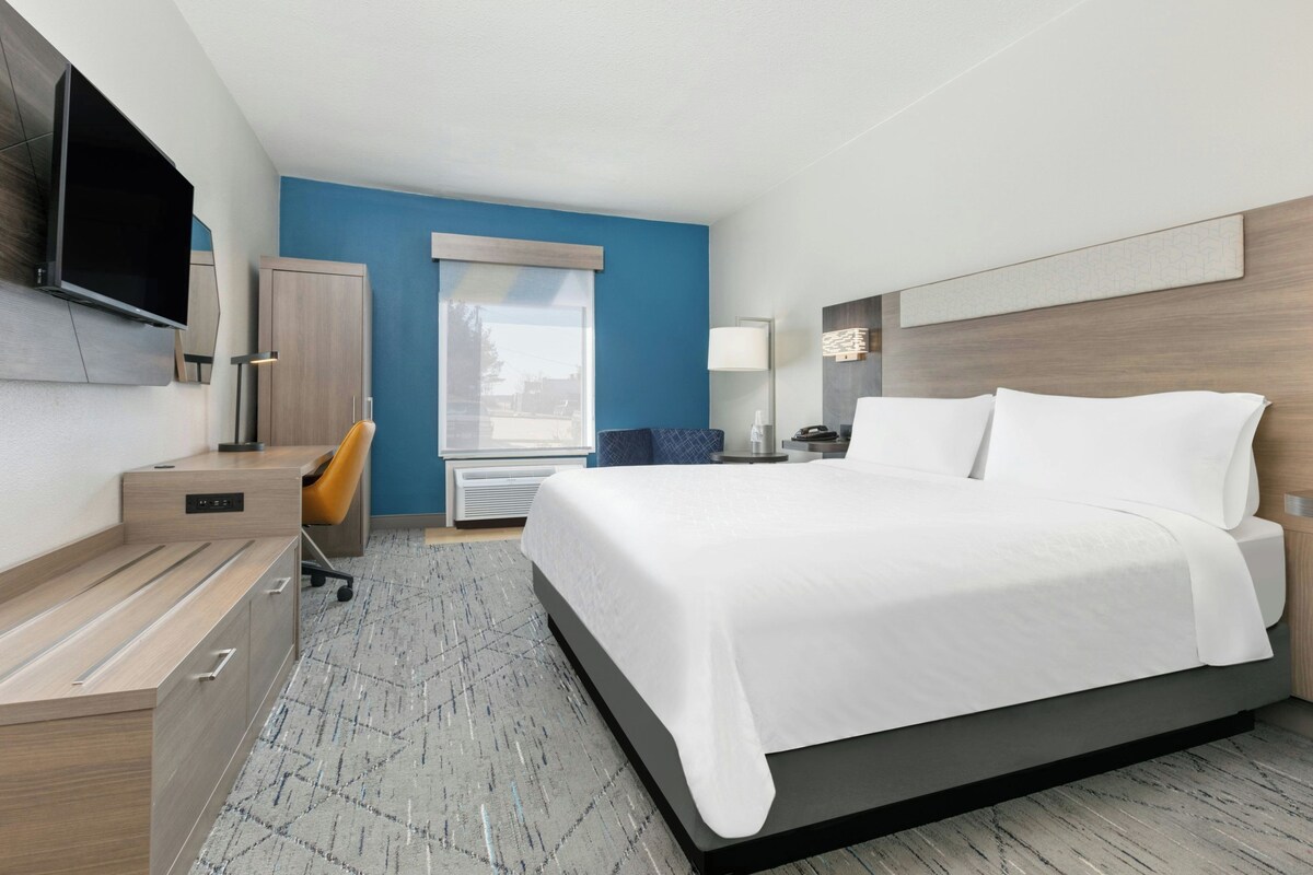 Standard Room, 1 King Bed | Desk, iron/ironing board, WiFi (free), bed sheets