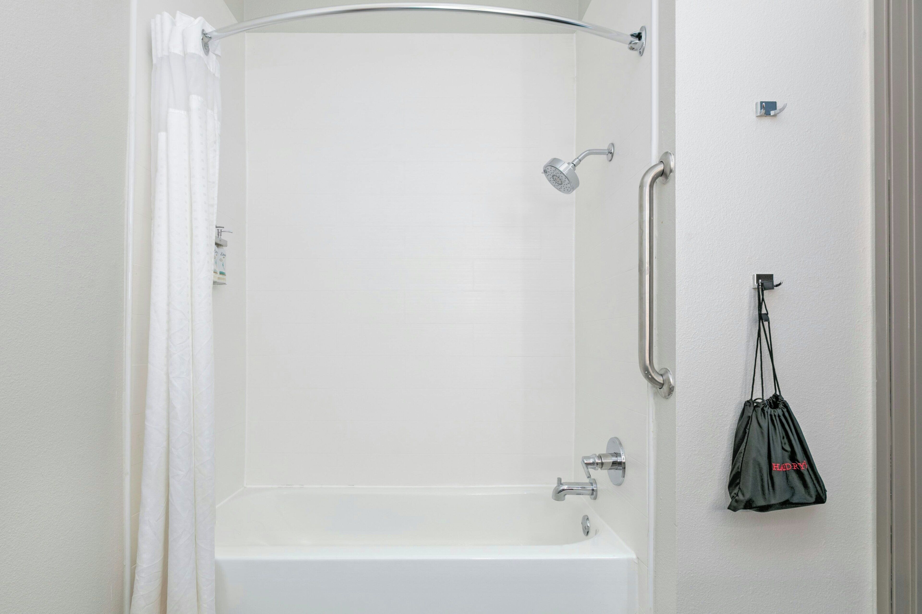 標準客房, 2 張加大雙人床, 無障礙 (Communications, Accessible Tub) | 浴室 | 花灑/浴缸組合、免費梳洗用品、提供毛巾