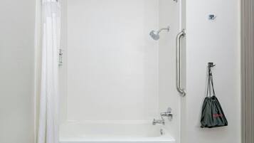 標準客房, 2 張加大雙人床, 無障礙 (Communications, Accessible Tub) | 浴室 | 花灑/浴缸組合、免費梳洗用品、提供毛巾