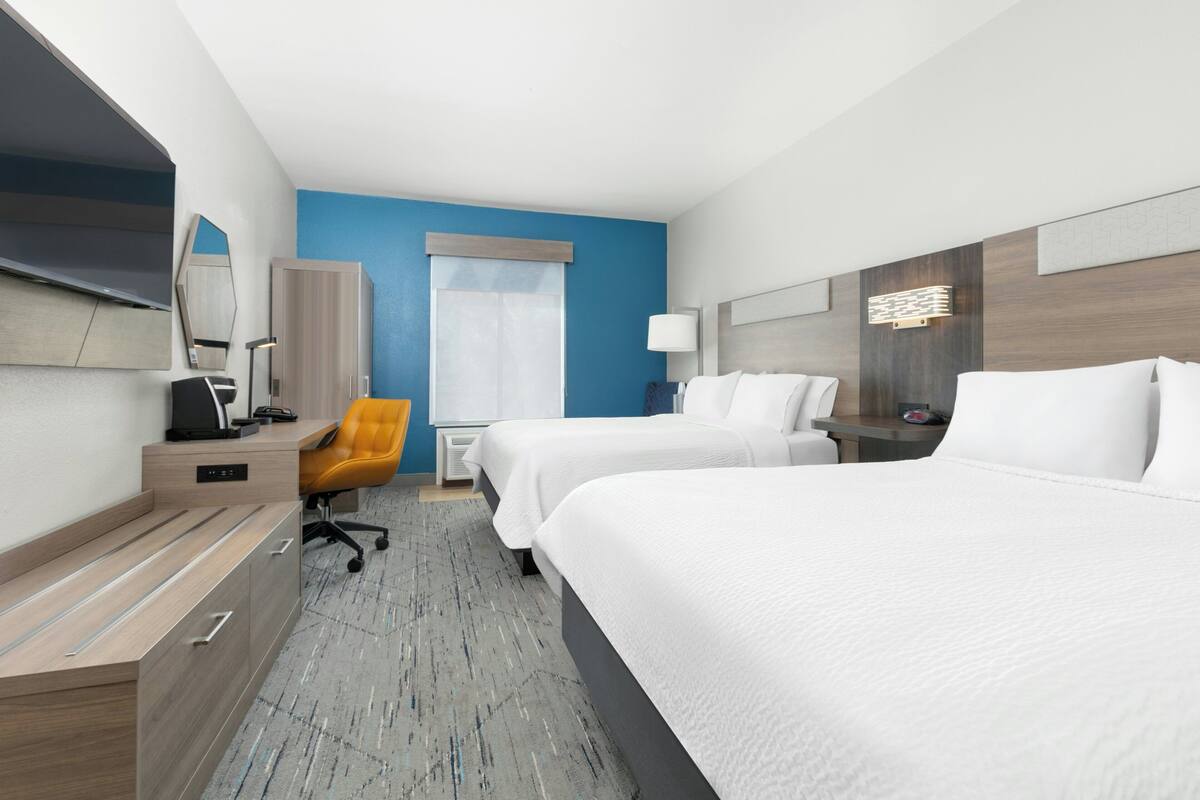 Desk, iron/ironing board, WiFi (free), bed sheets