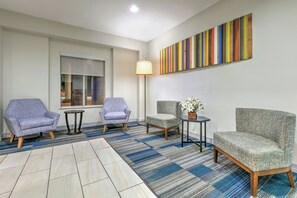 Lobby sitting area - Holiday Inn Express Hotel & Suites Livingston by IHG (Livingston)