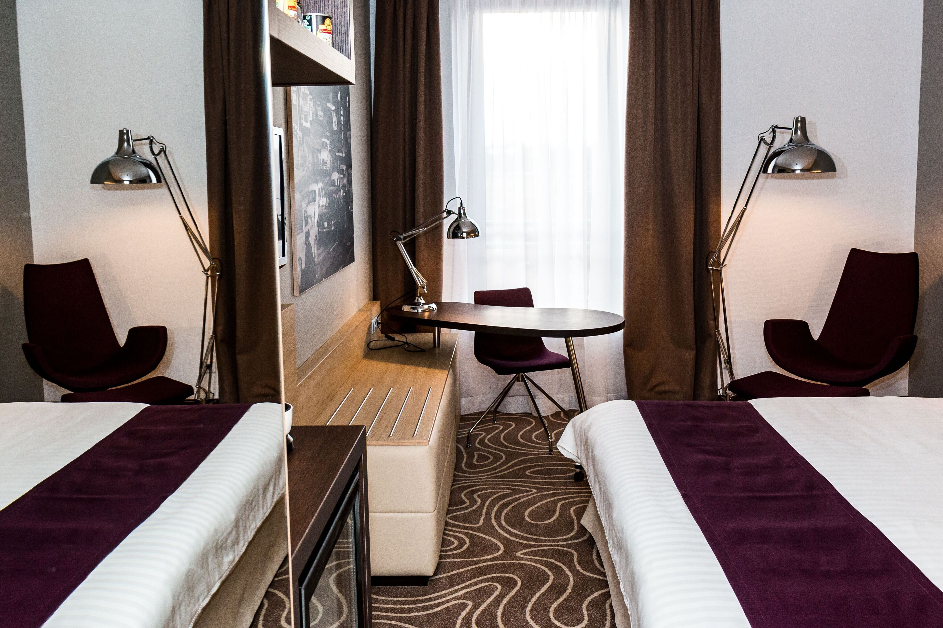 Rom – premium, 1 kingsize-seng, hageutsikt | Minibar, safe på rommet, skrivebord og blendingsgardiner