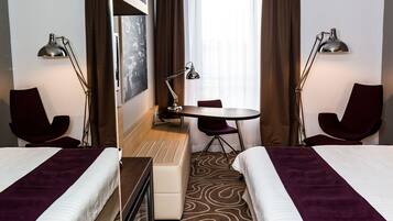Rom – premium, 1 kingsize-seng, hageutsikt | Minibar, safe på rommet, skrivebord og blendingsgardiner