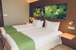 Minibar, in-room safe, desk, blackout drapes - Holiday Inn Budapest-Budaörs by IHG (Budaors)