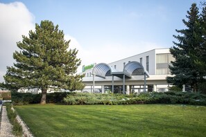 Terrace/patio - Holiday Inn Budapest-Budaörs by IHG (Budaors)