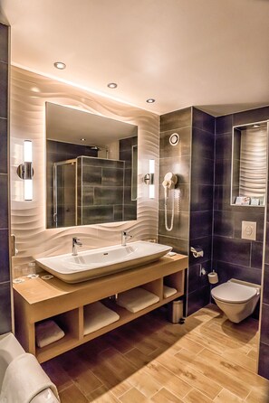 Suite, 1 King Bed with Sofa bed | Bathroom | Free toiletries, hair dryer, towels