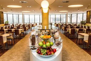 每日供应自助�式早餐（每人 HUF 6000）