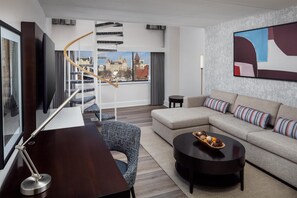 Suite | Área de sala de estar | Televisión LCD de 55 pulgadas con canales por cable y televisión 