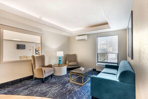 Lobby - Comfort Inn & Suites Saint Louis Lafayette Square (St. Louis)