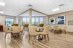 Free daily buffet breakfast - Comfort Inn & Suites Saint Louis Lafayette Square (St. Louis)