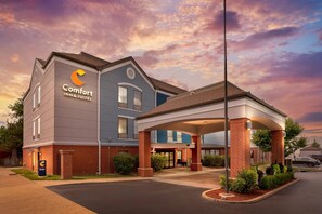 Un hotel Comfort Inn & Suites con un diseño moderno, que cuenta con una entrada techada y fachada de ladrillo.
