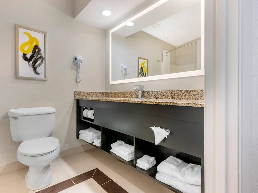 Suite, 2 Tempat Tidur Queen, Bebas Asap Rokok | Seprai premium, meja kerja, kedap suara, dan setrika/meja setrika