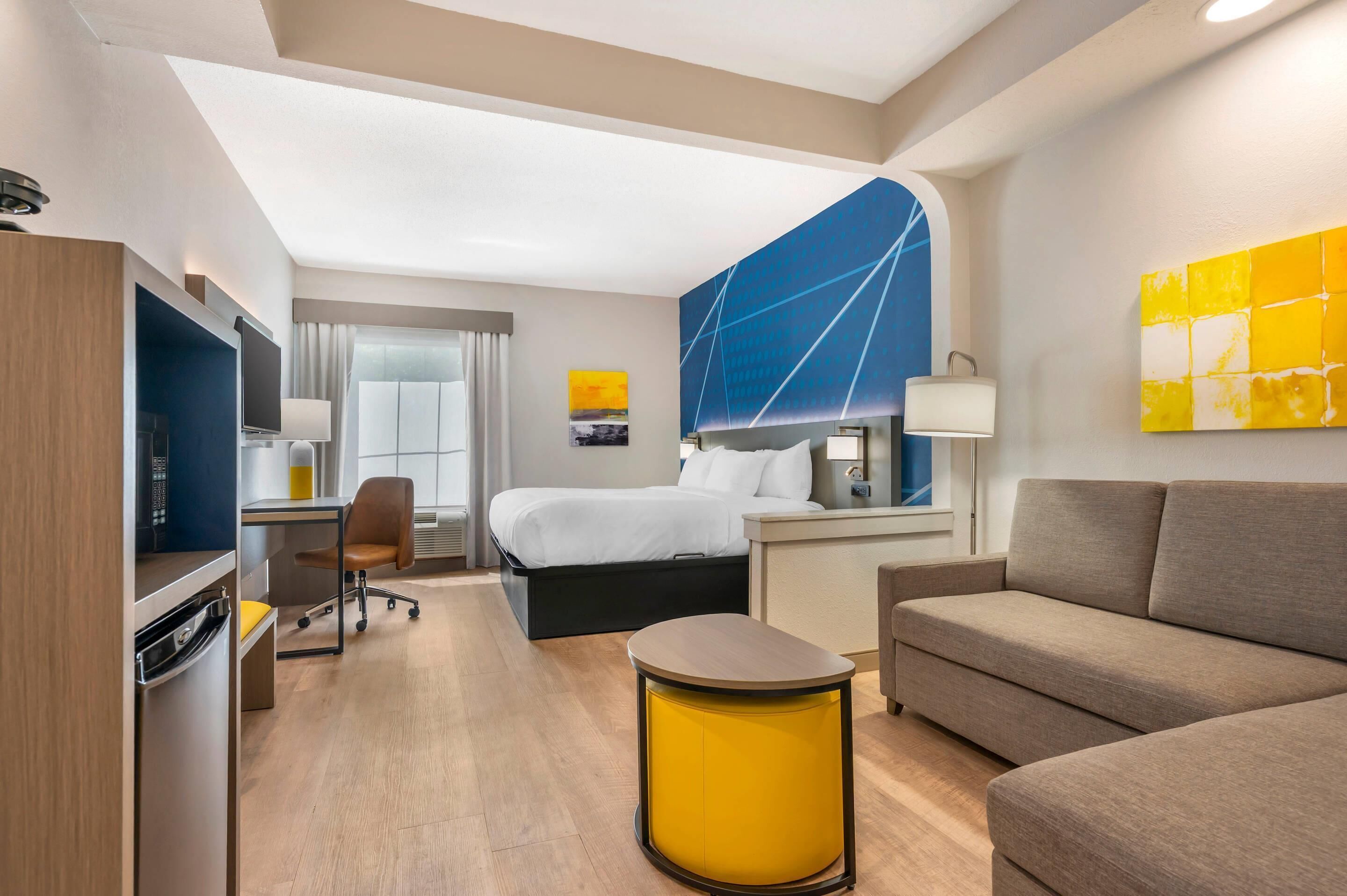 Suite, 1 King Bed, Roll-in Shower, Non Smoking | Premium bedding, desk, soundproofing, iron/ironing board