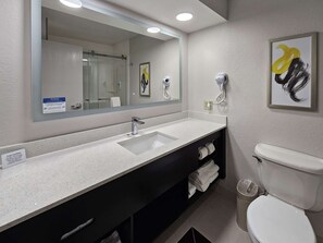 Standard Room, 1 King Bed, Non Smoking | Premium bedding, desk, soundproofing, iron/ironing board