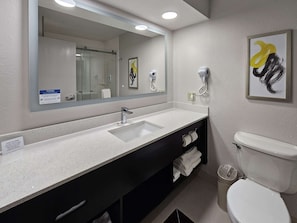 Standard Room, 1 King Bed, Non Smoking | Premium bedding, desk, soundproofing, iron/ironing board