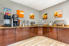Free daily buffet breakfast  - Comfort Inn & Suites Saint Louis Lafayette Square (St. Louis)