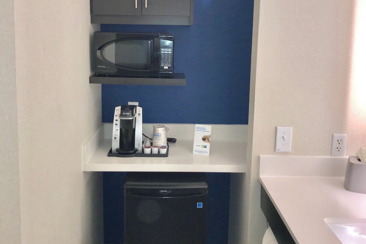 Suite, 1 King Bed | Room amenity