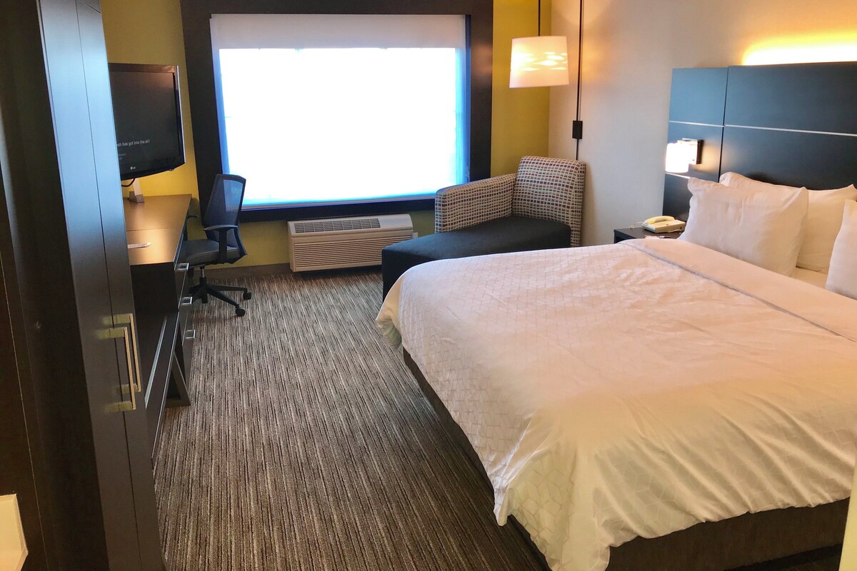 Standard Room, 1 King Bed | In-room safe, iron/ironing board, free cots/infant beds, rollaway beds