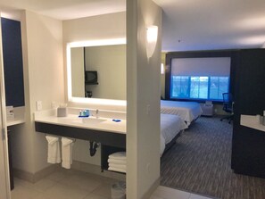 Bañera con ducha, artículos de tocador gratuitos, secador de pelo