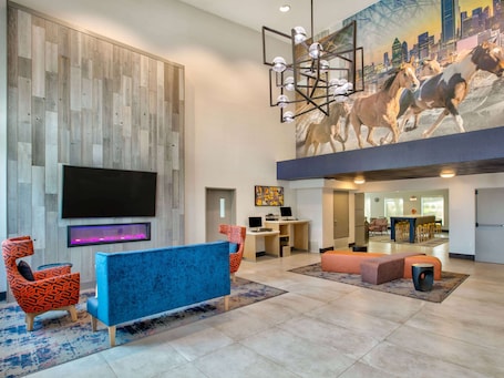 Lobby. La Quinta Inn & Suites by Wyndham Dallas - Las Colinas