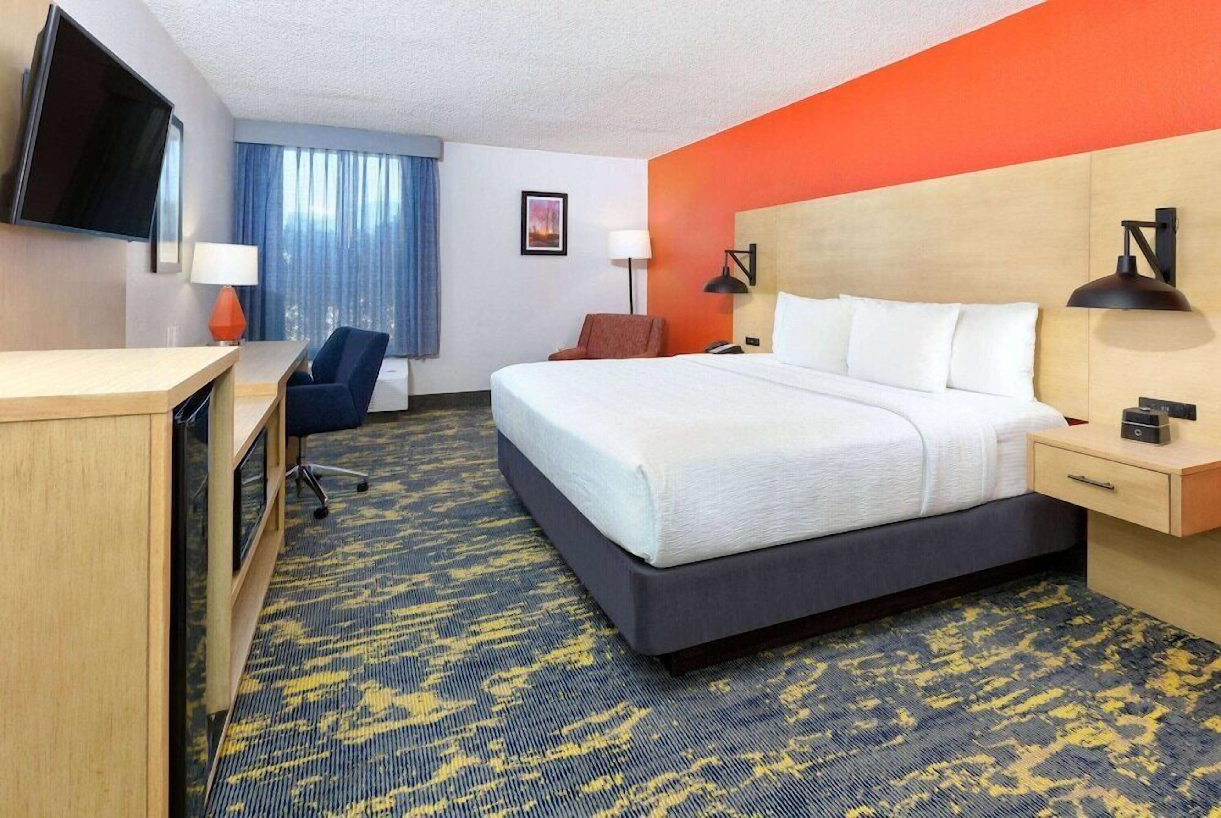 Premium bedding, down comforters, desk, laptop workspace