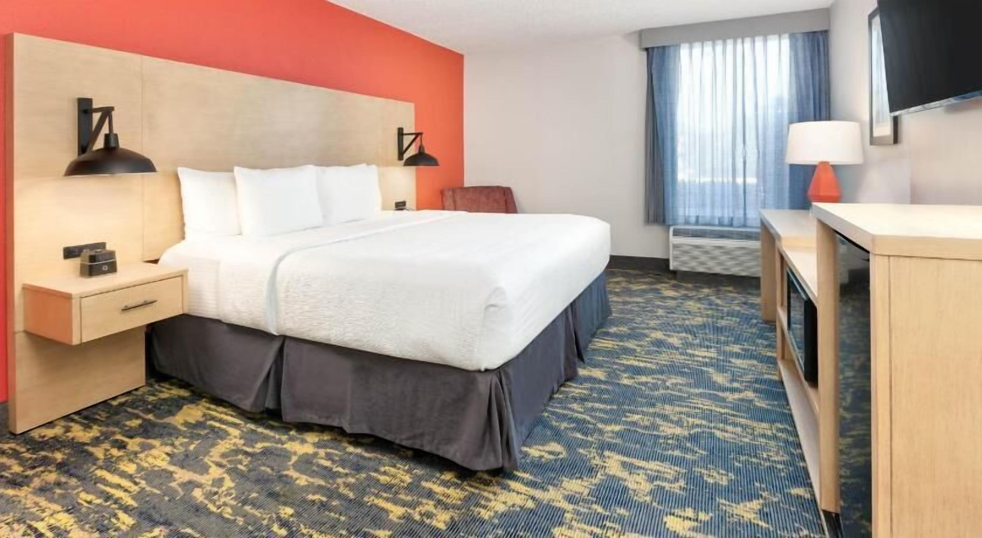 Premium bedding, down comforters, desk, laptop workspace
