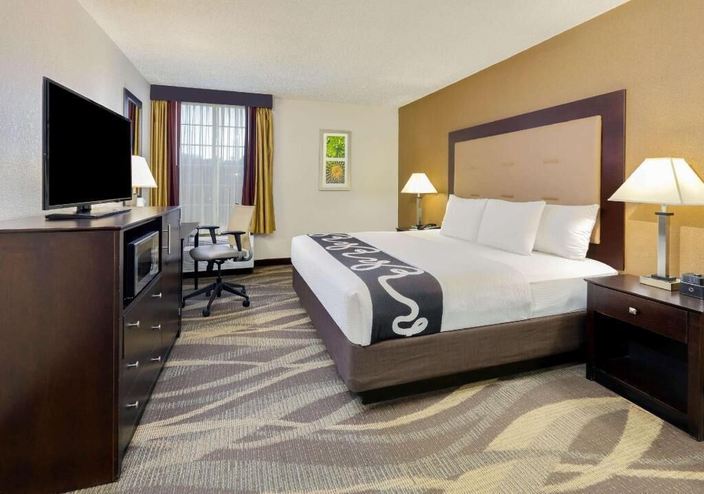 Premium bedding, down comforters, desk, laptop workspace