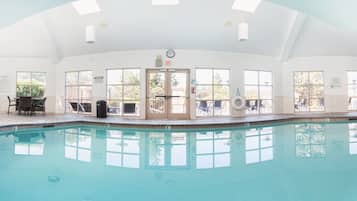 Una piscina cubierta